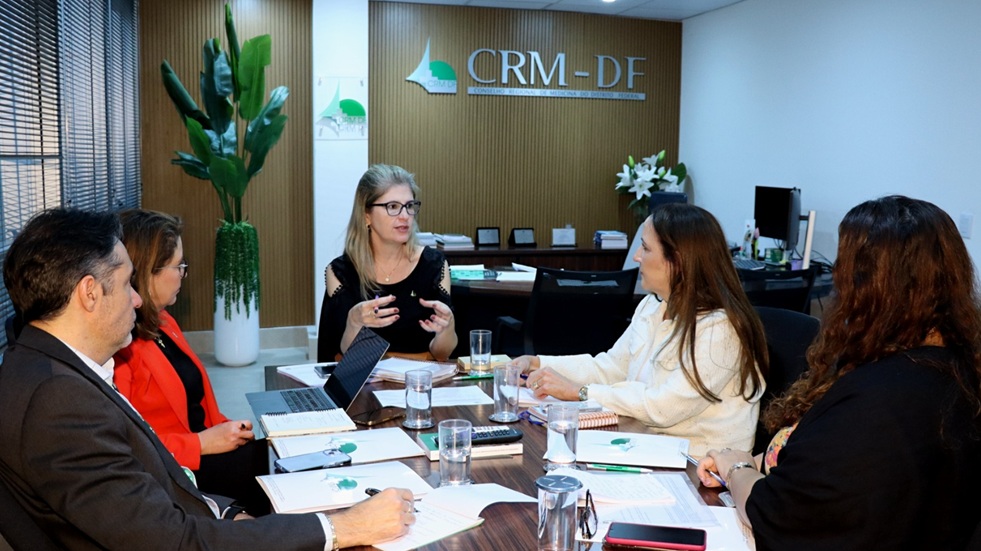 CRM-DF reúne autoridades para discutir proteção a profissionais de saúde